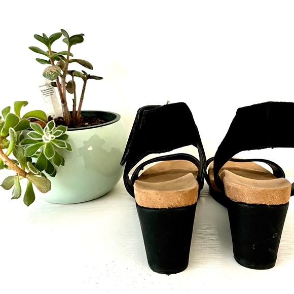 Lucky Brand Sandals. Sueded, Velcro Closure Black sz 6 - Picture 3 of 6